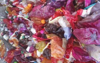 Vytříděné barevné petky na třídicí lince. Foto: Martina Patočková, Ekonews