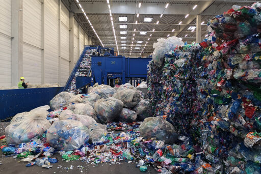 Slovensko zálohový systém již zavedlo. Třídicí centrum stojí nedaleko Nového Mesta nad Váhom. Foto: Martina Patočková, Ekonews