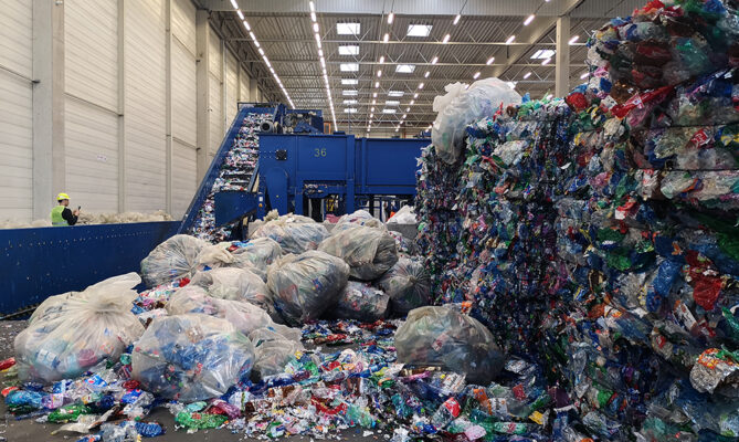 Slovensko zálohový systém již zavedlo. Třídicí centrum stojí nedaleko Nového Mesta nad Váhom. Foto: Martina Patočková, Ekonews