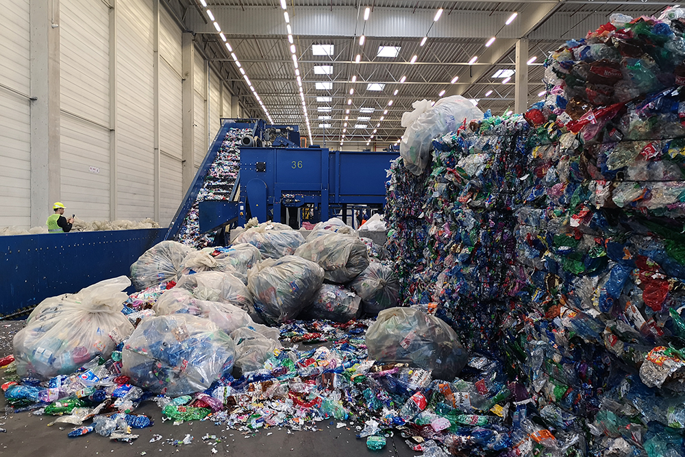 Slovensko zálohový systém již zavedlo. Třídicí centrum stojí nedaleko Nového Mesta nad Váhom. Foto: Martina Patočková, Ekonews