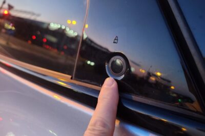 Mustang Mach-E, otevírání dveří pomocí elketrického tlačítka. Foto: Jan Staněk