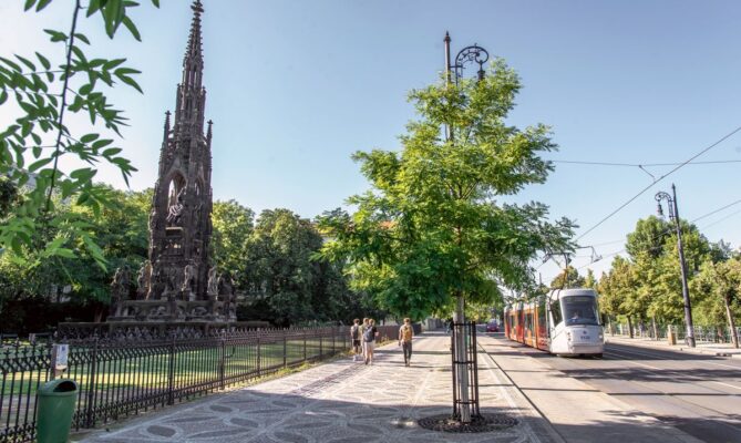 Jerlíny na Smetanově nábřeží v Praze jsou pod zemí spojené hlubokou rýhou. Foto: Kateřina Hefler, Ekonews