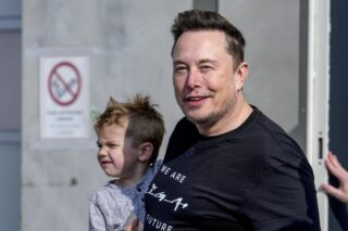 Šéf Tesly Elon Musk opouští továrnu na elektromobily Tesla Gigafactory po návštěvě letos v březnu v německém Gruenheide nedaleko Berlína.