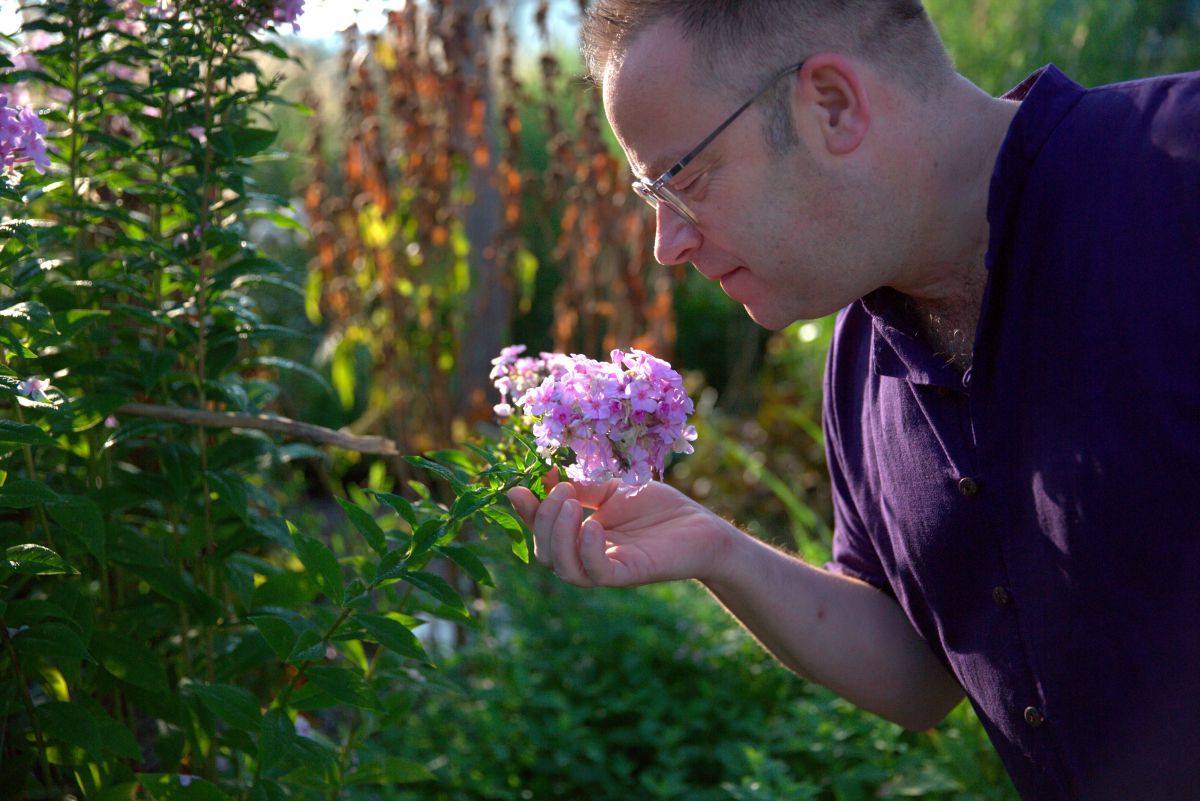 Jörg Zimmermann, formulátor vůní společnosti Wala, pracuje s esenciálními oleji podobně jako parfuméři v roce 1830 před tím, než z průmyslu vzešla jakákoliv syntetická parfemace. Foto: Wala/Dr. Hauschka