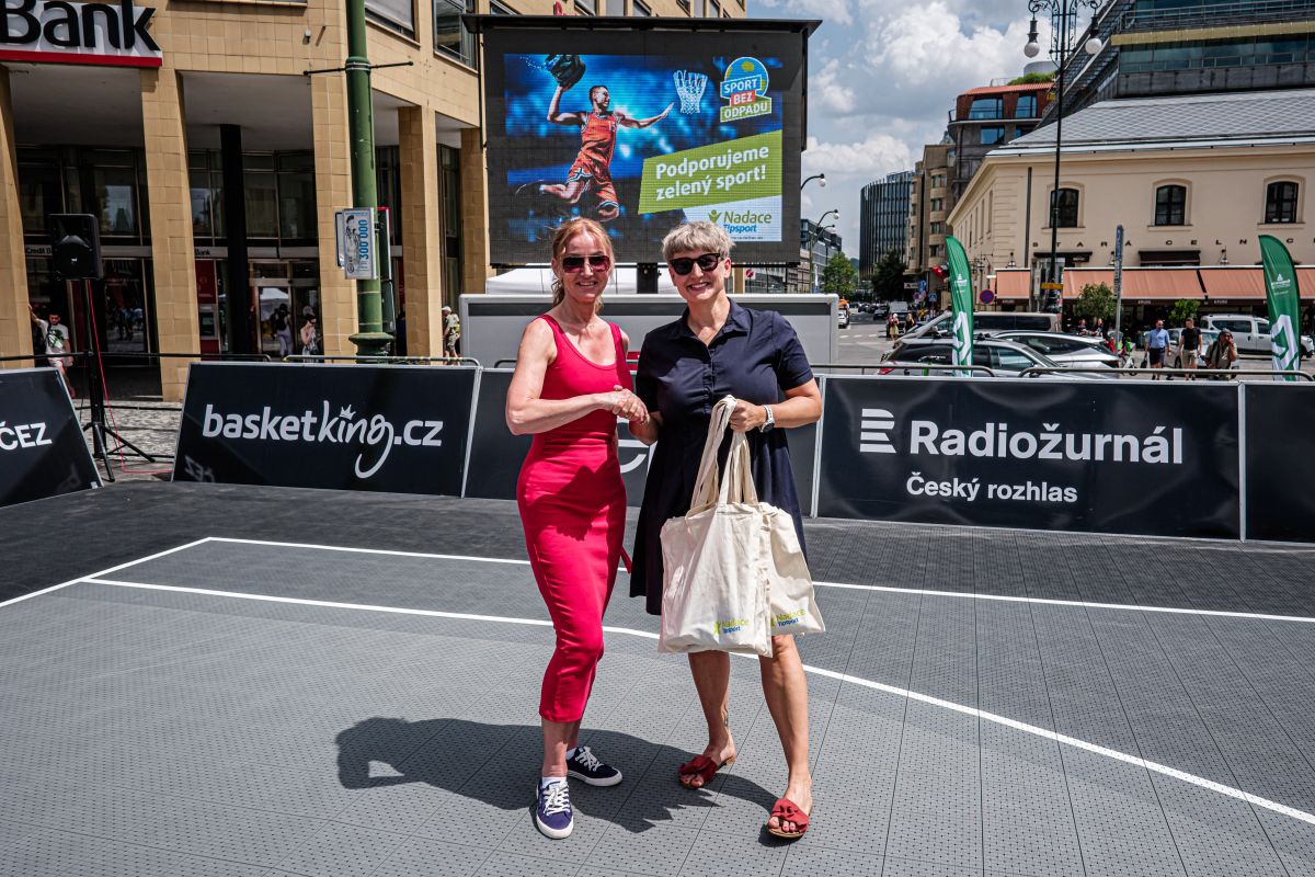 Michaela Veselá (vlevo), manažerka CSR České basketbalové federace, a Zuzana Zděnková z Nadace Tipsport pózují při představení projektu Sport bez odpadu v rámci oslav 100 let basketbalu. Foto: Václav Mudra