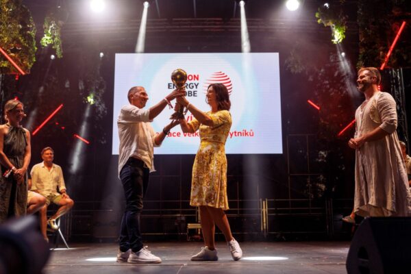 Josef Dostál (vlevo) přebírá za rezervaci velkých kopytníků cenu E.ON Energy Globe od generální ředitelky E.ONu v ČR Claudie Viohl. Foto: poskytnuto společností E.ON