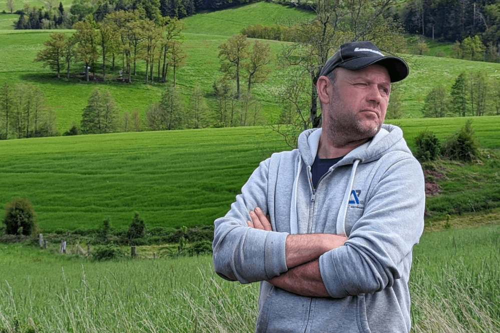 Zemědělec Mathieu Razy na svém poli osetém luskoobilní směsí, foto: Daniel Lunter