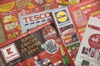 Počty letáků v Česku se drží na 4 miliardách. Snížit je má nový recyklační poplatek.