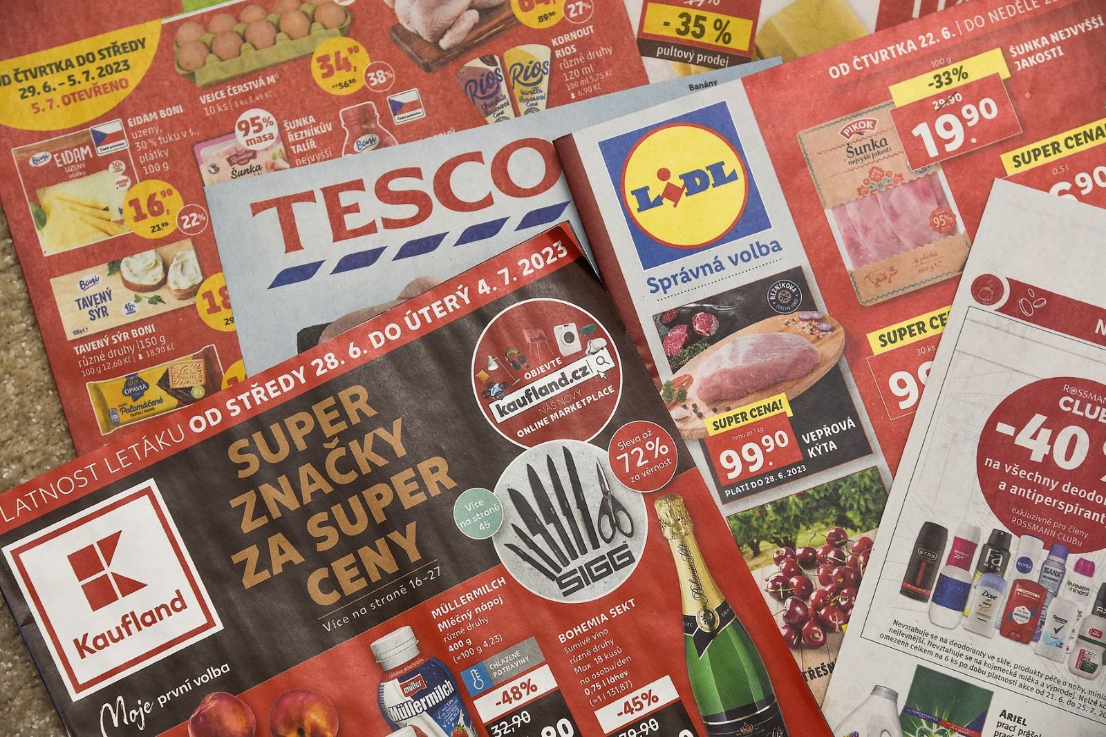 Počty letáků v Česku se drží na 4 miliardách. Snížit je má nový recyklační poplatek.