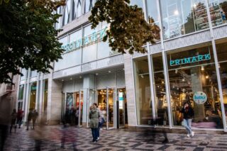 Primark patří k typickému zástupci fast fashion, tedy rychlé módy, cílící na rychlou obrátku zboží a nízké ceny.