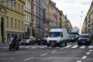 Ranní dopravní situace v Legerově ulici 1. srpna 2022 v Praze.