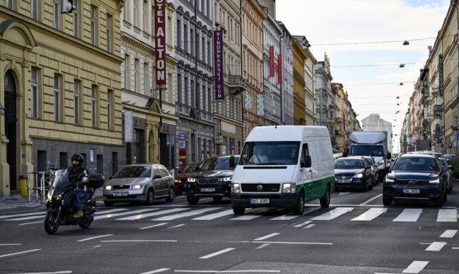 Ranní dopravní situace v Legerově ulici 1. srpna 2022 v Praze.