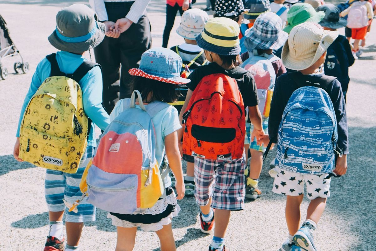 Děti jdou do školy