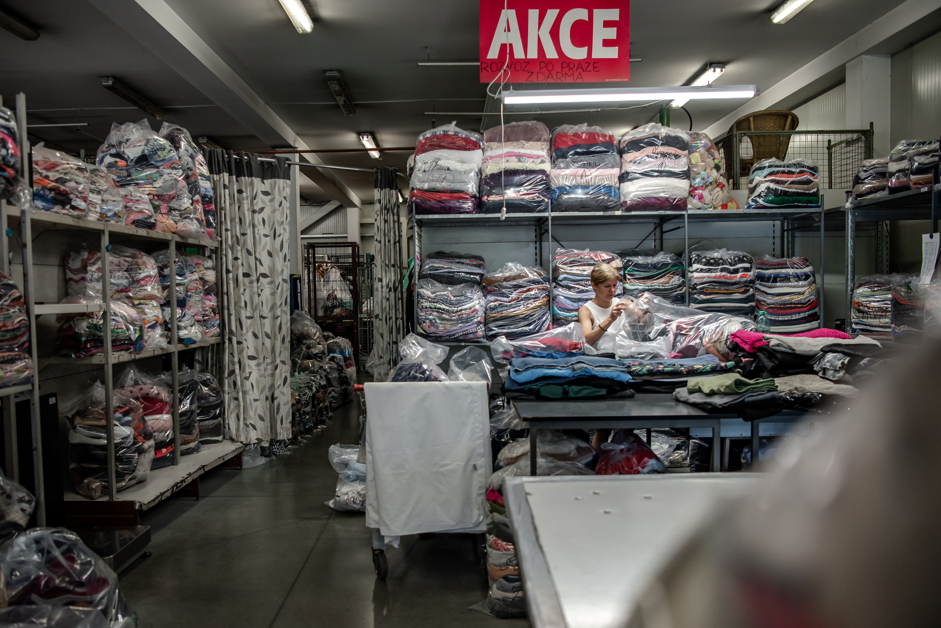 Oblečení se v třídírně prodává na váhu. Ceny se odvíjejí od druhu zboží. Velkoobchodní cena za kilogram triček je přibližně 150 korun bez DPH.