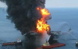 Společnost BP je spojená s jednou z největších ekologických katastrof způsobených člověkem - požárem a potopením ropné plošiny Deepwater Horizon v roce 2010. Foto: US Coast Guard - 100421-G-XXXXL - Deepwater Horizon fire, Wikipedia