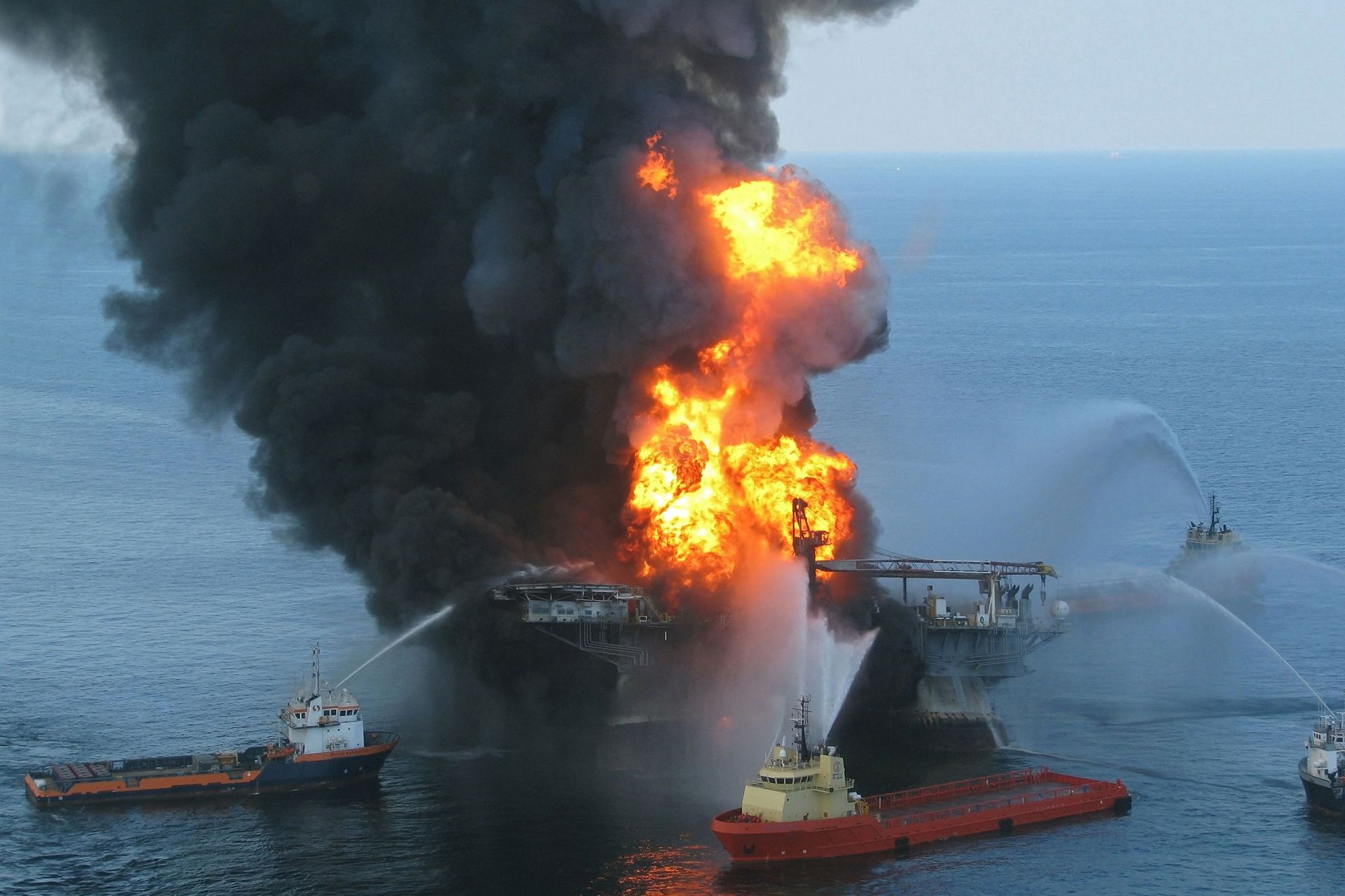 Společnost BP je spojená s jednou z největších ekologických katastrof způsobených člověkem - požárem a potopením ropné plošiny Deepwater Horizon v roce 2010. Foto: US Coast Guard - 100421-G-XXXXL - Deepwater Horizon fire, Wikipedia