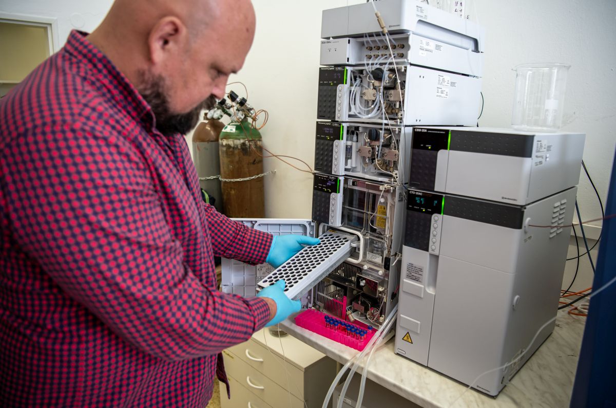 Jaroslav Semerád z Mikrobiologického ústavu Akademie věd ČR. Foto: Kateřina Hefler, Ekonews