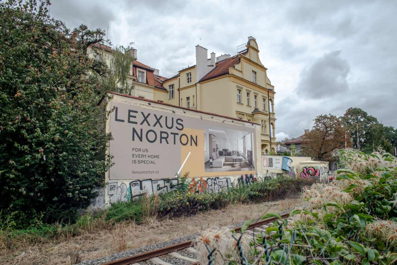 Reklamní plachta, Hradčanská. Foto: Kateřina Hefler, Ekonews. Foto: Kateřina Hefler, Ekonews