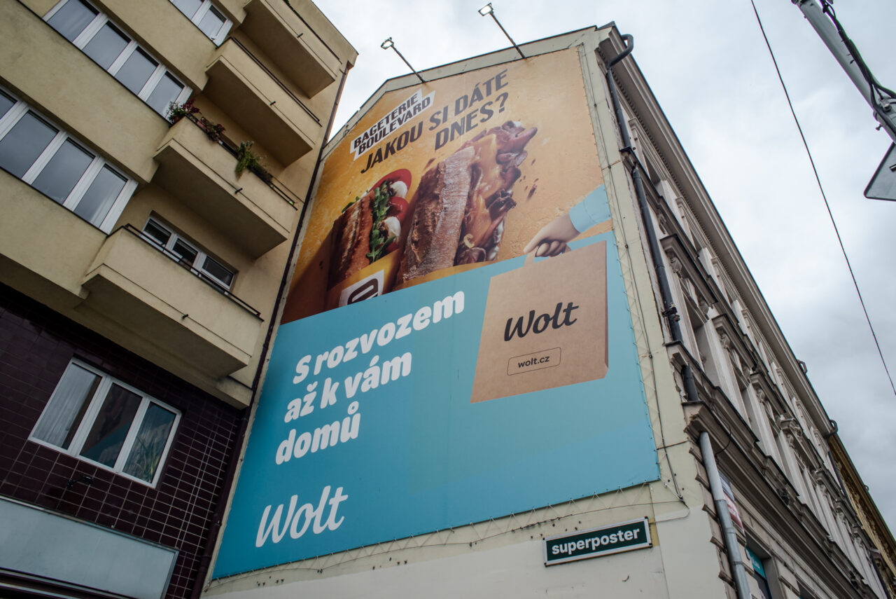 Nasvícená reklamní plachta, Hradčanská. Foto: Kateřina Hefler, Ekonews. Foto: Kateřina Hefler, Ekonews
