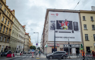 Reklamní plachta, roh roh ulic Veletržní a Dukelských hrdinů. Foto: Kateřina Hefler, Ekonews