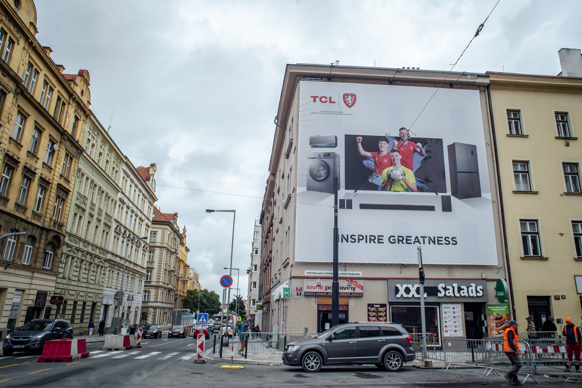 Reklamní plachta, roh roh ulic Veletržní a Dukelských hrdinů. Foto: Kateřina Hefler, Ekonews