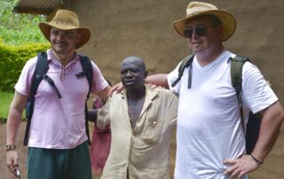 Na fotce majitelé firmy Mountain Gorilla Coffee Michal Šesták a Štěpán Ryska spolu s jedním z farmářů v Ugandě. Foto: poskytnuto Mountain Gorilla Coffee