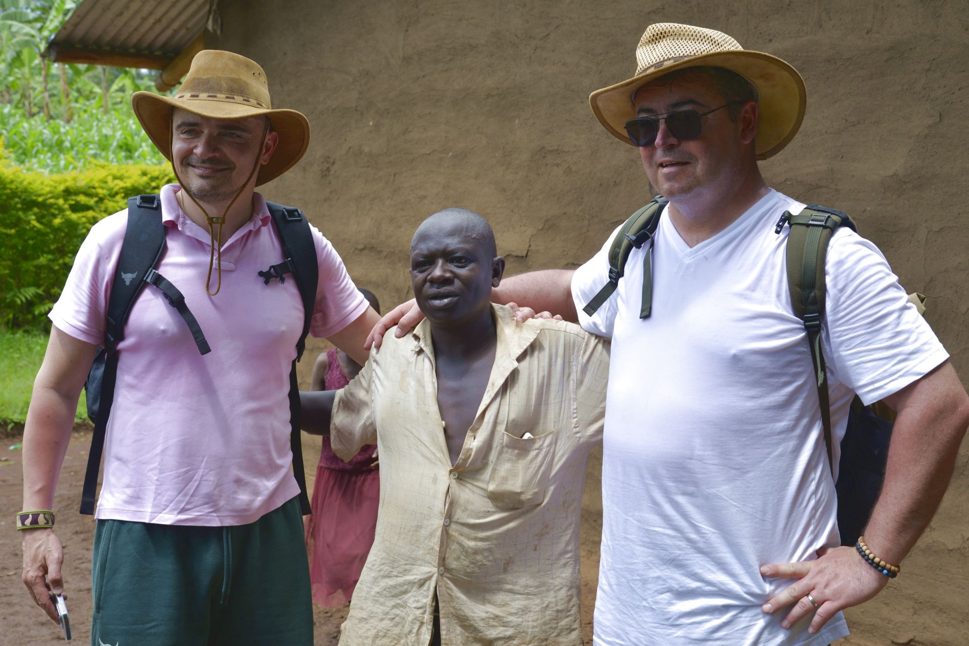 Na fotce majitelé firmy Mountain Gorilla Coffee Michal Šesták a Štěpán Ryska spolu s jedním z farmářů v Ugandě. Foto: poskytnuto Mountain Gorilla Coffee