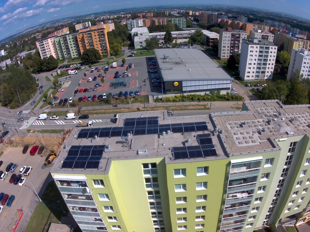 Pokud člověk bydlí třeba v Brně, může si elektřinu vyrobenou na svém domě posílat na chatu. Foto: poskytnuto společností Bluenet NTS