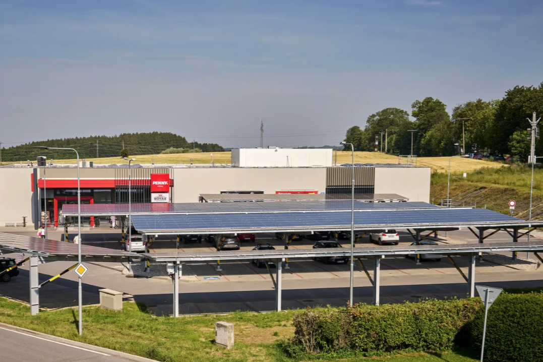 Veřejné solární parkoviště v Počátkách bylo otevřeno v roce 2024. Foto: poskytnuto společností PENNY