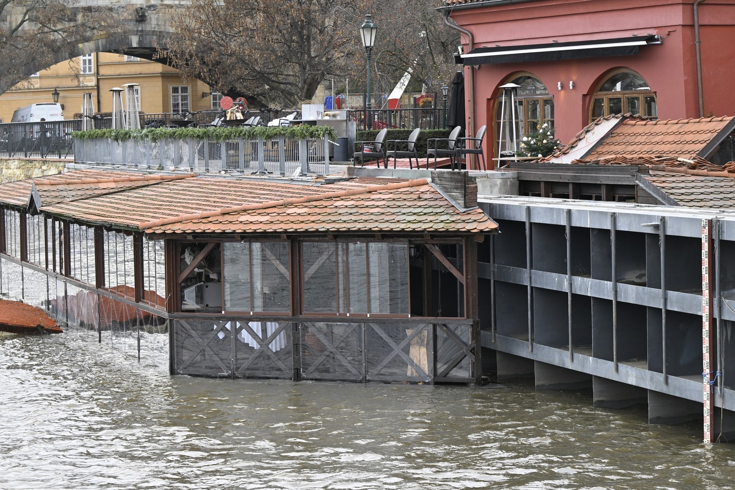 Uzavřená protipovodňová vratana Čertovce, 26. prosince 2023, Praha. Foto: ČTK