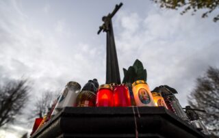 Lidé si 2. listopadu na hřbitovech v Hradci Králové připomínali památku zesnulých. Na snímku je hřbitov v městské části Kukleny. Foto: ČTK / Taneček David