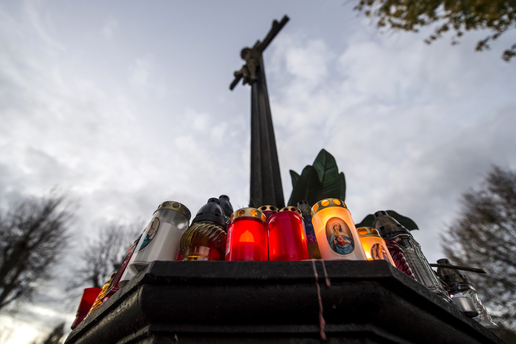 Lidé si 2. listopadu na hřbitovech v Hradci Králové připomínali památku zesnulých. Na snímku je hřbitov v městské části Kukleny. Foto: ČTK / Taneček David