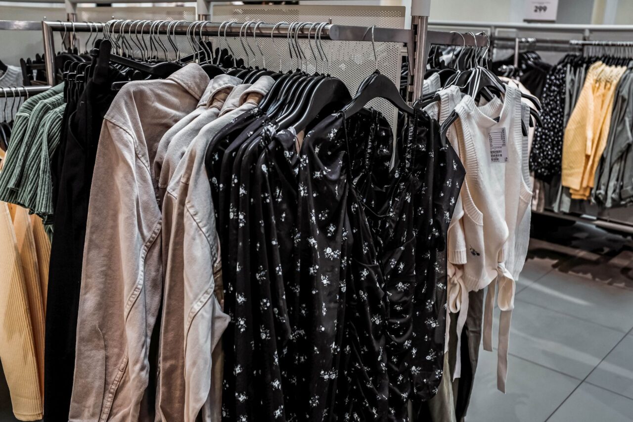 Problémy fast fashion recyklace nevyřeší. Foto: Kateřina Hefler