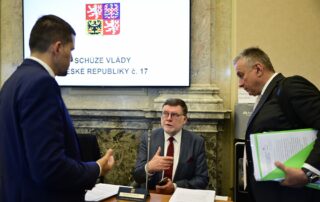 Zasedání vlády v dubnu roku 2024. zleva ministr životního prostředí Petr Hladík, ministr financí Zbyněk Stanjura a ministr obchodu a průmyslu Jozef Síkela. Foto: ČTK / Vondrouš Roman