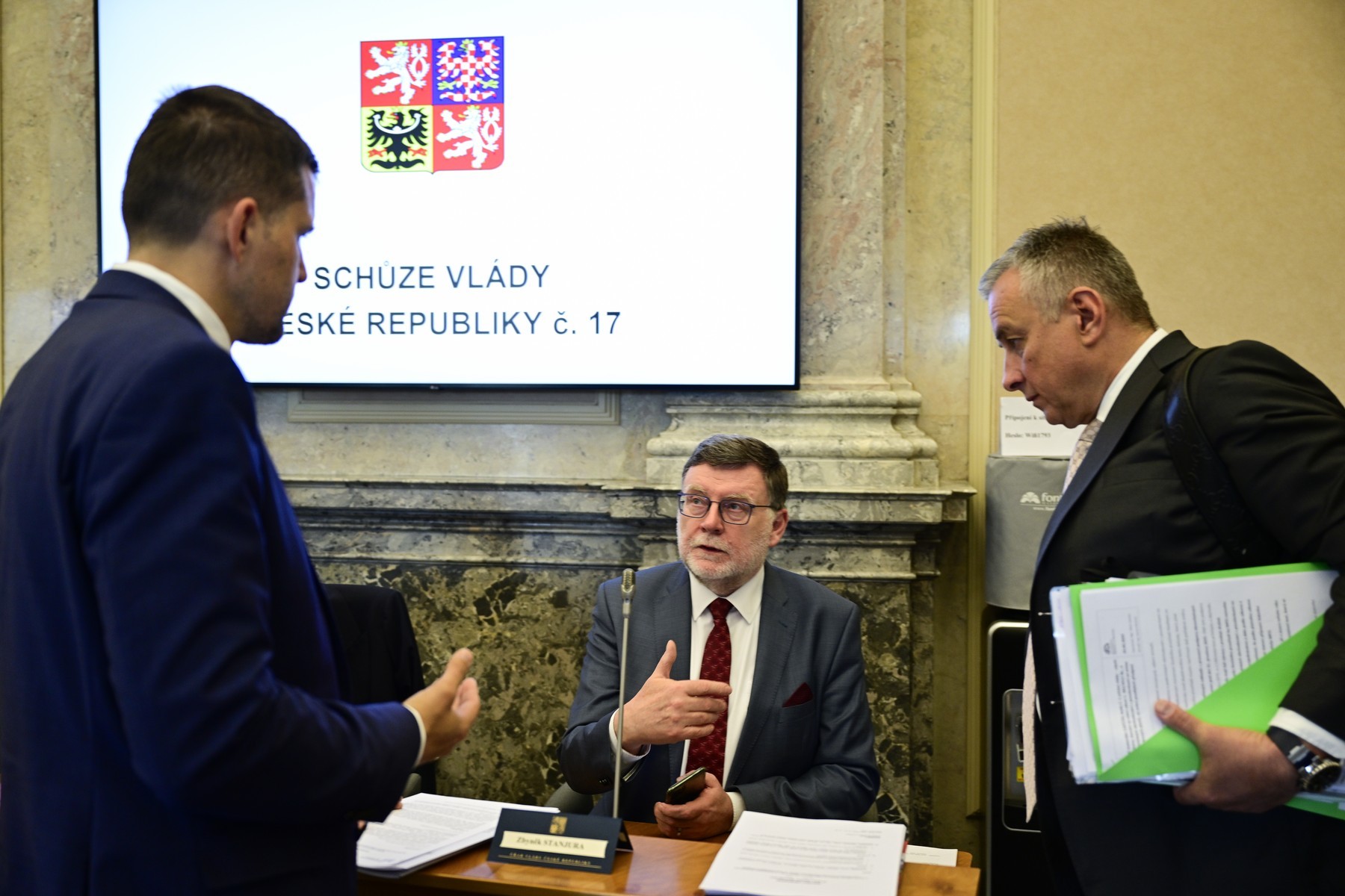 Zasedání vlády v dubnu roku 2024. zleva ministr životního prostředí Petr Hladík, ministr financí Zbyněk Stanjura a ministr obchodu a průmyslu Jozef Síkela. Foto: ČTK / Vondrouš Roman