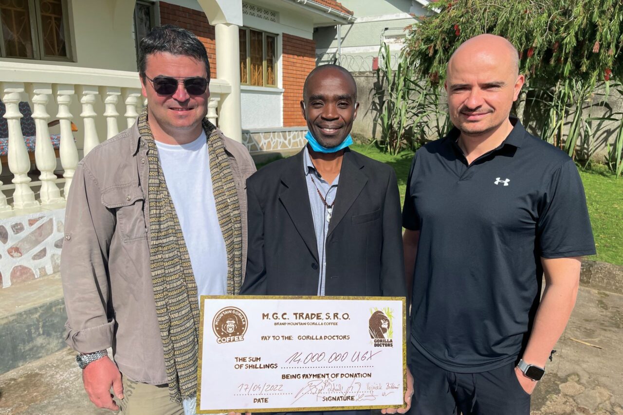 Šek pro neziskovou organizaci Gorilla Doctors. Foto: poskytnuto Michalem Šestákem