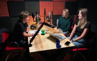 Natáčení podcastu s Lucií Ptákovou a Lindou Pírkovou, autorkami projektu Paperless ve společnosti O2. Foto: Monika Ježková