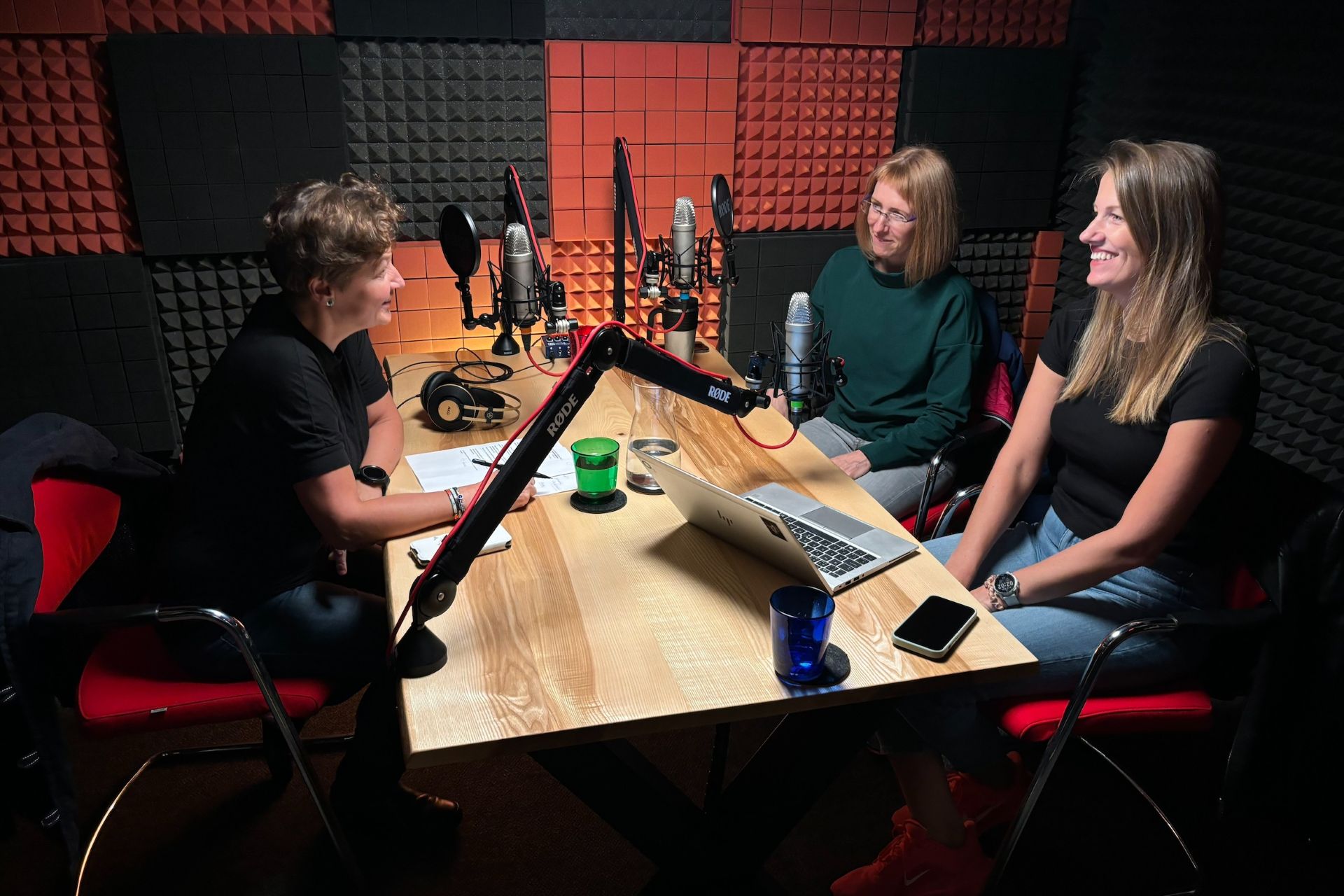 Natáčení podcastu s Lucií Ptákovou a Lindou Pírkovou, autorkami projektu Paperless ve společnosti O2. Foto: Monika Ježková