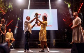Dalibor Dostál (vlevo) přebírá za rezervaci velkých kopytníků ocenění Energy Globe 2024 z rukou generální ředitelky E.ONu v ČR Claudie Viohl. Foto: E.ON