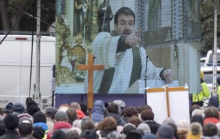 Stovky věřících Slováků přišly 11. února 2020 do centra Bratislavy na modlitební shromáždění, které svolali křesťanští aktivisté proti istanbulské úmluvě o potírání násilí na ženách. K přítomným promluvil prostřednictvím videonahrávky konzervativní katolický kněz Marián Kuffa, který je známý svým vystupováním proti liberálům a komentováním společenského a politického vývoje v zemi. Foto: ČTK / Mikula Martin