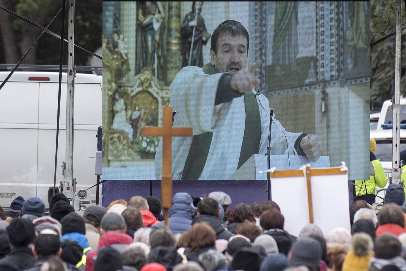 Stovky věřících Slováků přišly 11. února 2020 do centra Bratislavy na modlitební shromáždění, které svolali křesťanští aktivisté proti istanbulské úmluvě o potírání násilí na ženách. K přítomným promluvil prostřednictvím videonahrávky konzervativní katolický kněz Marián Kuffa, který je známý svým vystupováním proti liberálům a komentováním společenského a politického vývoje v zemi. Foto: ČTK / Mikula Martin