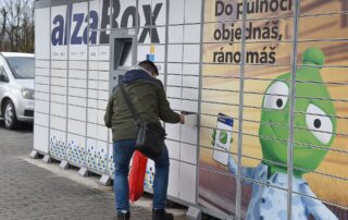 Alza má v tuzemsku přes 2,2 tisíce boxů. Toto je výdejní automat v Karviné. Foto: ČTK / Ramík Drahoslav