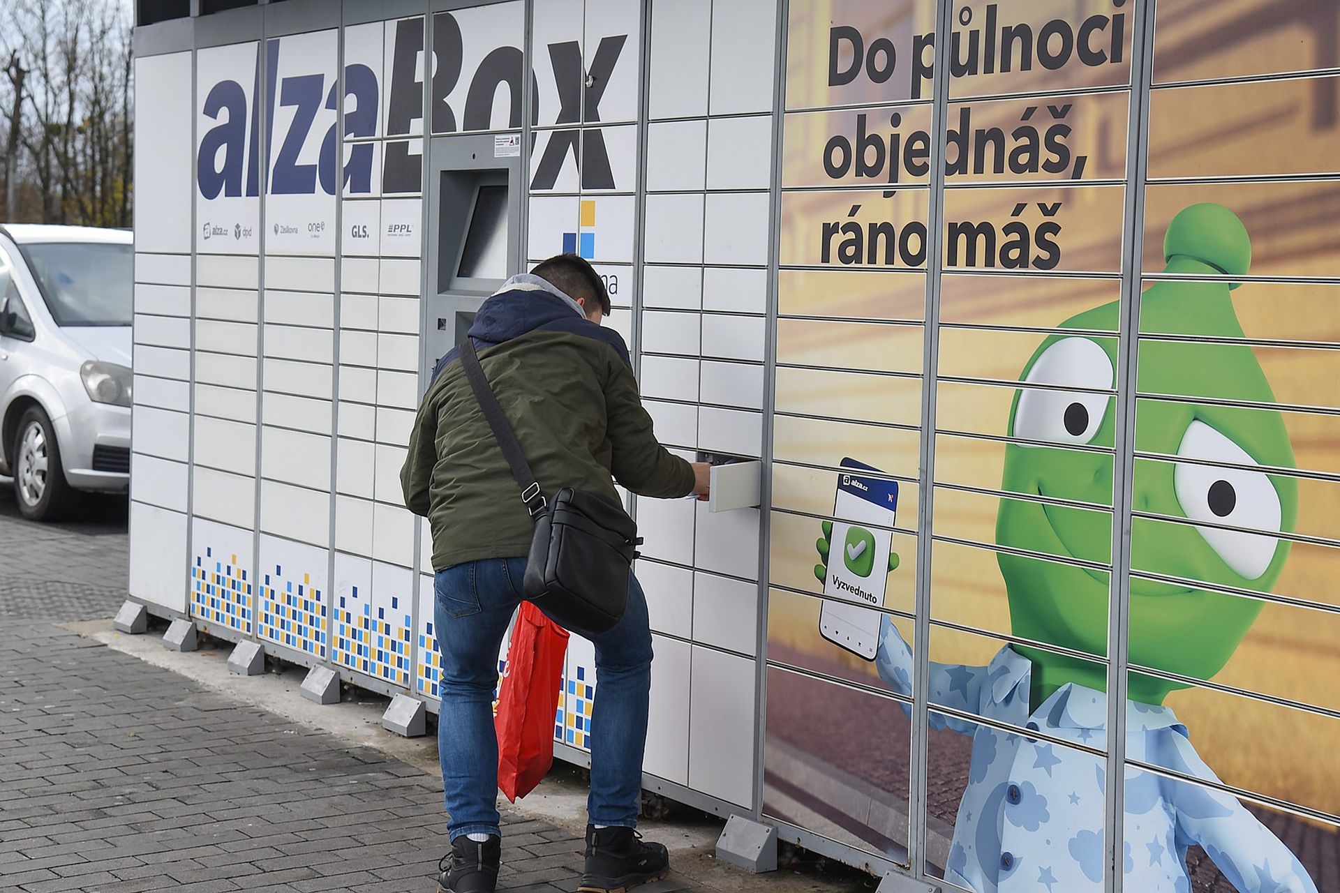 Alza má v tuzemsku přes 2,2 tisíce boxů. Toto je výdejní automat v Karviné. Foto: ČTK / Ramík Drahoslav