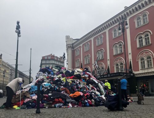 Dvanáct kilo vyhozeného oblečení na osobu každý rok. Co s tím, se řešilo na konferenci