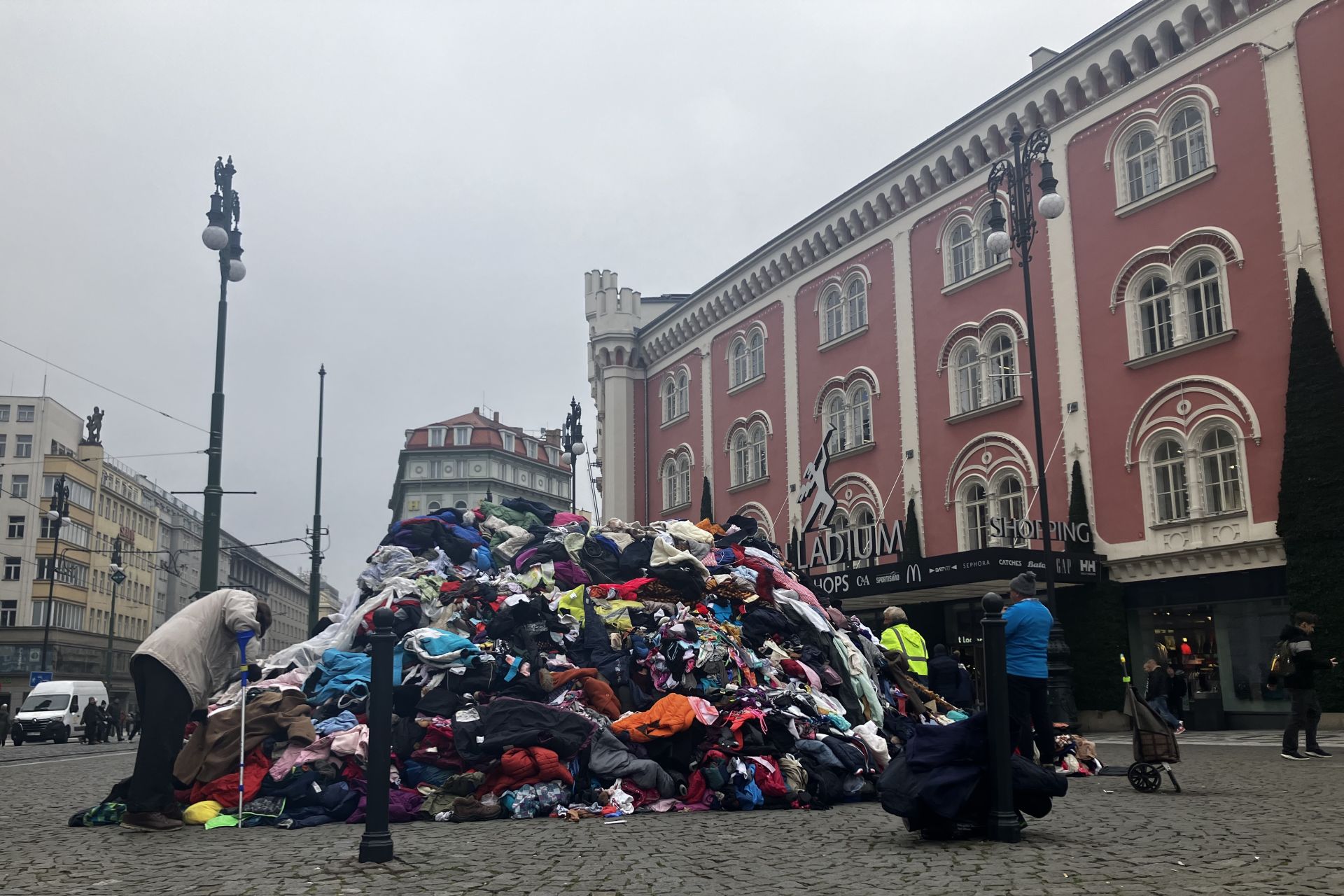 Na problém textilního odpadu upozornila 11. listopadu na pražském Náměstí Republiky nevábná hromada, kterou dodala Diakonie Broumov. Foto: Ondřej Koutský