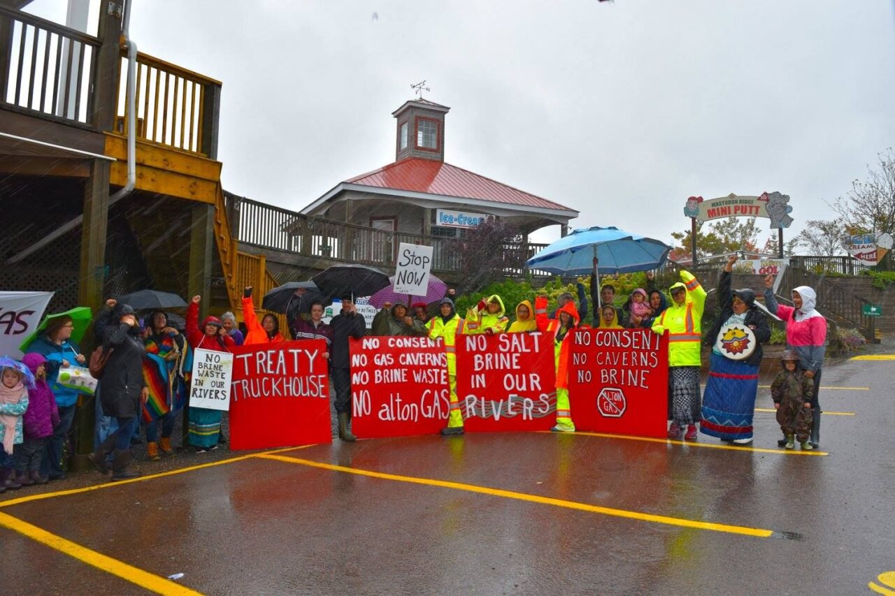 Důvodem protestů Mikmaků bylo to, že společnost Alton Gas chtěla u místní řeky postavit zásobník na zemní plyn. Kvůli jeho výstavbě firma do řeky chtěla vypouštět slaný roztok. Foto: April Maloney