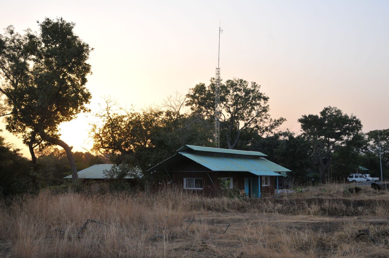Součástí stanice je satelitní telefon, gépéesky a solární panel potřebný pro chod základny. Foto: poskytnuto spolkem Antelope Conservation