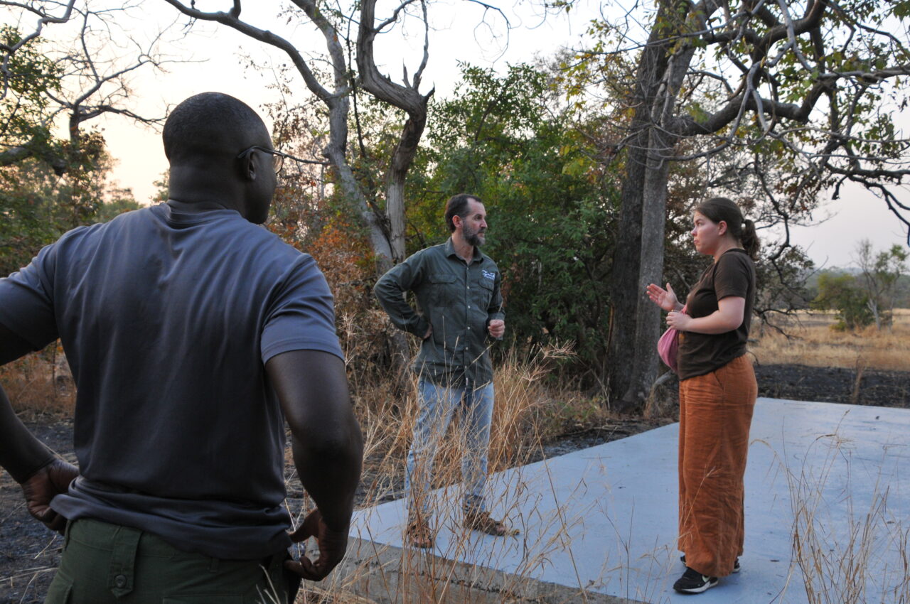 Chele Martinez z organizace Panthera Senegal a Anna Dupalová z Velvyslanectví ČR na betonové platformě, kde budou stát výzkumnické stany. Foto: poskytnuto spolkem Antelope Conservation