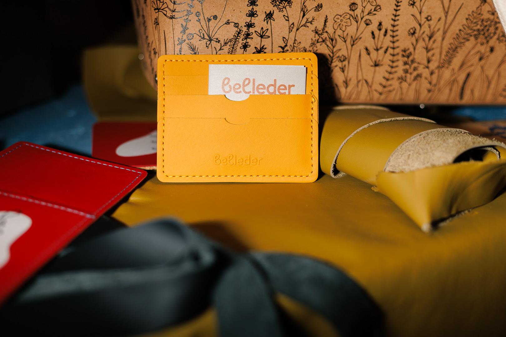 Zlínská firma Belleder využívá k výrobě zbytky prémiové kůže, z níž se dělají sedačky pro luxusní automobily. Foto: poskytnuto společností Belleder