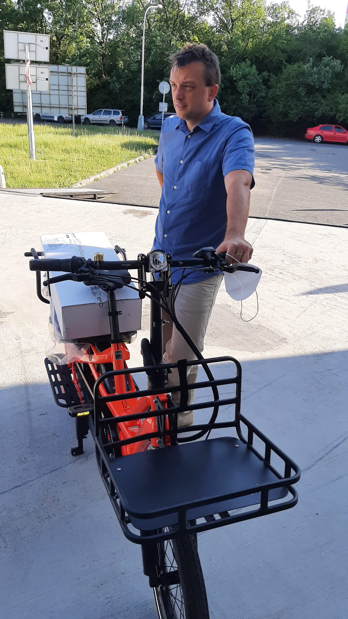 „Cargo kolo používám na rozvoz dětí po Praze, protože auto nevlastním. A děti to milují, i když infrastruktura tu chybí,“ říká Jan Kaliba. Foto: archiv Jana Kaliby